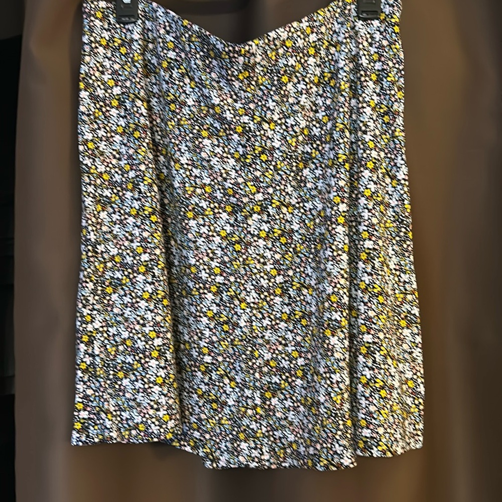 Loft  L black w flower print mini skirt.